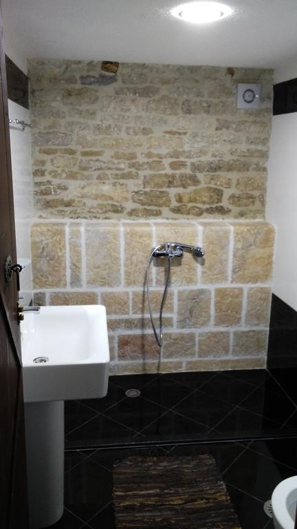 Konaku Guest House Gjirokastër Стая снимка